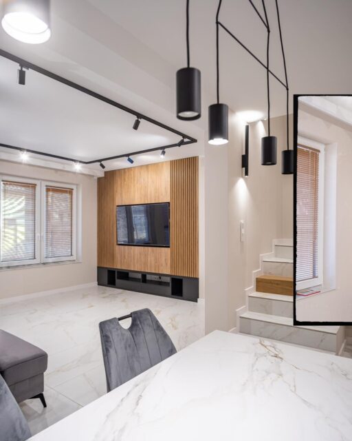 📐 DETALE MAJĄ ZNACZENIE | Nowa realizacja w obiektywie 📸Mówi się, że diabeł tkwi w szczegółach, ale w architekturze wnętrz to właśnie detale tworzą duszę domu. ✨ Dziś przygotowałam dla Was zestawienie moich ulubionych momentów z ostatniego projektu.Co znajdziecie w karuzeli?1️⃣ Strefa TV – lamele w ciepłym odcieniu drewna połączone z matową czernią. Klasyka w nowoczesnym wydaniu.2️⃣ Gabinet pod skosami – dowód na to, że trudna przestrzeń może być najbardziej klimatycznym miejscem w domu. 💻3️⃣ Kuchnia & Marmur – elegancja, która nie wychodzi z mody. Spójrzcie na ten rysunek użylenia! 🏛️4️⃣ Łazienka SPA – wanna pod oknem połaciowym to spełnienie marzeń o relaksie. 🛁5️⃣ Logistyka – pralnia i garderoba, czyli miejsca, gdzie funkcjonalność gra główną rolę.Każdy z tych elementów to efekt godzin rozmów z Inwestorami i precyzyjnej pracy moich wykonawców. Jeśli pominęliście wczorajszy film, koniecznie zajrzyjcie do komentarzy– tam czeka na Was pełny Home Tour! 🎬Który detal skradł Wasze serce? Dajcie znać w komentarzu: 1, 2, 3, 4 czy 5? 👇#detalewnetrz #architektonicznie #projektowaniewnetrz #hometour #polskiewnetrza #lamele #kuchnianawymiar #lazienkazoknem #poddasze #skosy #wnetrzaopolskie #biurodomowe #marzeniaoDOMu #hihome #wnetrzarskieinspiracje